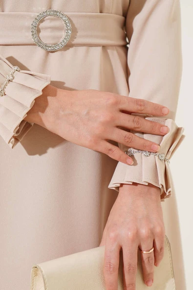 Kol ve Yaka Pliseli Taşlı Elbise Bej - Resim 4