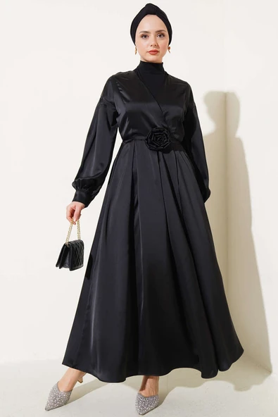 Gül Aksesuarlı Saten Elbise Siyah ürün görseli 1