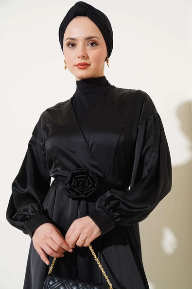 Gül Aksesuarlı Saten Elbise Siyah - Resim 2