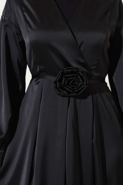 Gül Aksesuarlı Saten Elbise Siyah - Resim 4