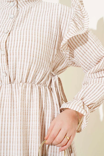 Omuz Fırfırlı Çizgili Gofre Elbise Latte - Resim 4