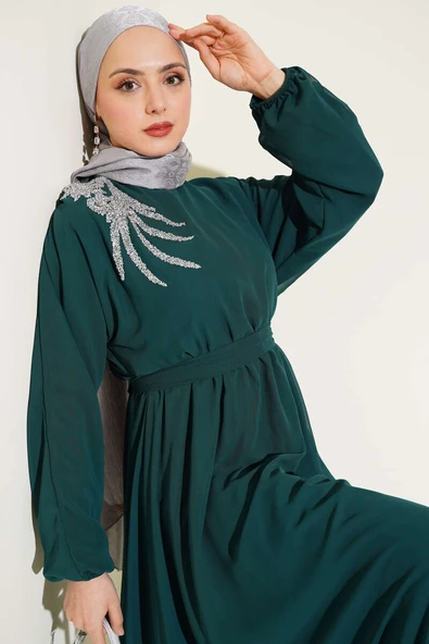 Yakası Taşlı Kuşaklı Şifon Elbise Zümrüt Yeşili