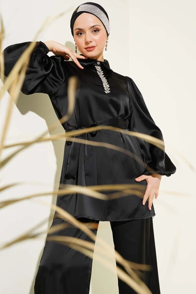Yakası Taşlı Kuşaklı Saten İkili Takım Siyah - Resim 2