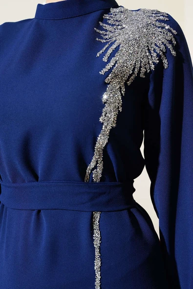Yaka Taşlı Kuşaklı Elbise Lacivert - Resim 4