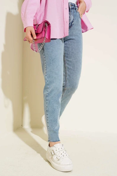 Kesik Paça Yıpratmalı Mom Jeans Pantolon Kar Yıkama