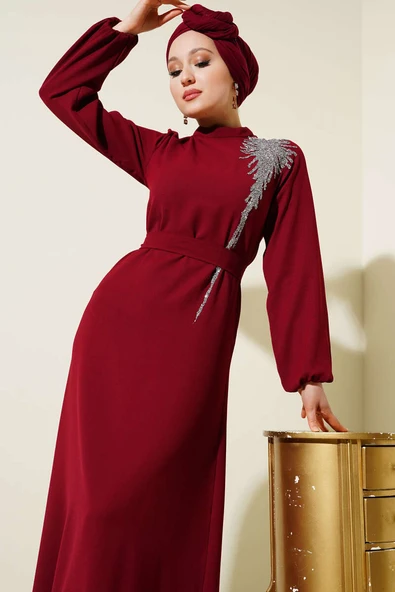 Yaka Taşlı Kuşaklı Elbise Bordo ürün görseli 1