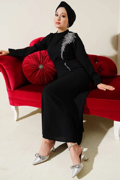 Yaka Taşlı Kuşaklı Elbise Siyah - Resim 2