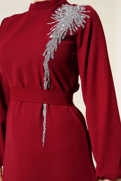 Yaka Taşlı Kuşaklı Elbise Bordo - Resim 4