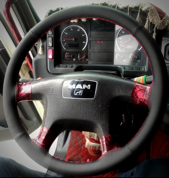 DİKİŞLİ DİREKSİYON KILIFI NOKTALI DERİ SİYAH DERİ KIRMIZI DİKİŞLİ MAN TGS TUŞSUZ MODEL İÇİN ürün görseli