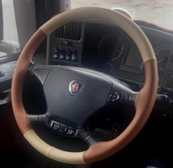 DİKİŞLİ DİREKSİYON KILIFI AÇIK BEJ DERİ TABA DERİ SİYAH DİKİŞLİ SCANİA (2010 KASA) İÇİN ürün görseli