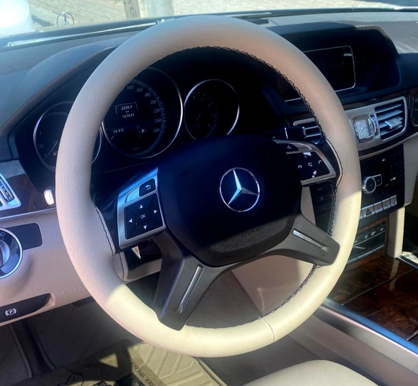 DİKİŞLİ DİREKSİYON KILIFI BEJ DERİ SİYAH DİKİŞLİ MERCEDES E İÇİN ürün görseli