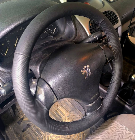 DİKİŞLİ DİREKSİYON KILIFI SİYAH DERİ NOKTALI DERİ SİYAH DİKİŞLİ PEUGEOT 206 İÇİN ürün görseli