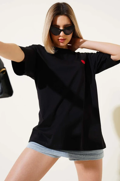 Kalp Nakışlı T-shirt Siyah