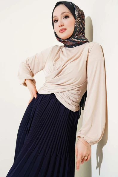 Bilek Lastikli Çapraz Büzgülü Bluz Bej ürün görseli