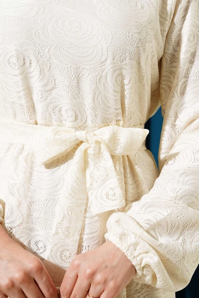 Gül Dantelli Kuşaklı Elbise Ekru - Resim 4