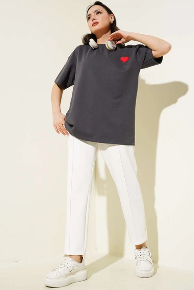 Yaka Kalp Nakışlı Salaş T-shirt Füme - 2