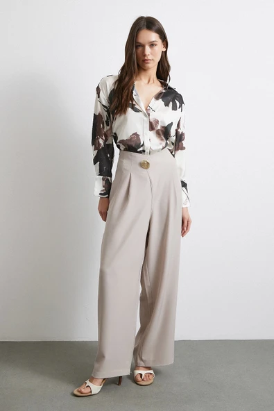 Düğme Detaylı Pensli Dökümlü Pantolon Bej ürün görseli