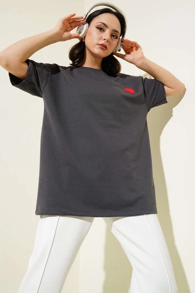 Yaka Kalp Nakışlı Salaş T-shirt Füme