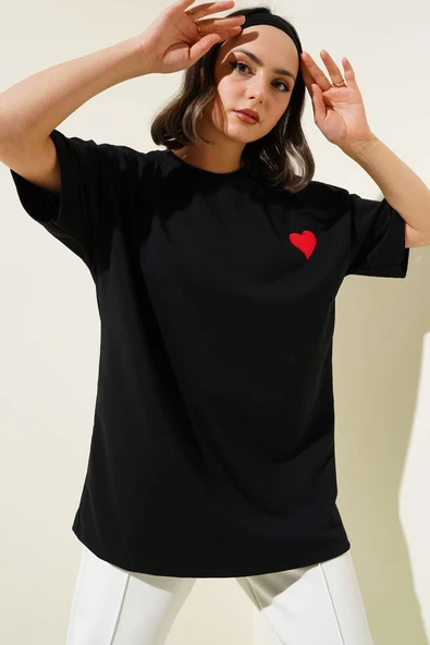 Yaka Kalp Nakışlı Salaş T-shirt Siyah