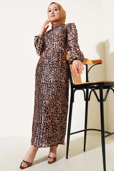 Sık Pileli Leopar Desen Saten Elbise Camel