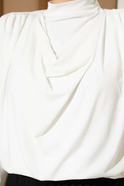 Omuz Vatkalı Degaje Yaka Sandy Bluz Ekru - Resim 4
