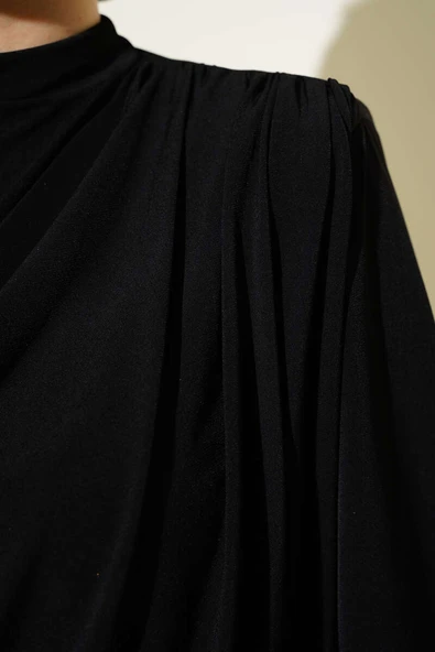 Omuz Vatkalı Degaje Yaka Sandy Bluz Siyah - Resim 4