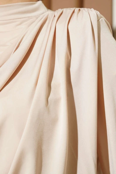 Omuz Vatkalı Degaje Yaka Sandy Bluz Bej - Resim 4