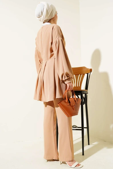 Gül Aksesuarlı Pileli Tunik İkili Takım Latte - Resim 3