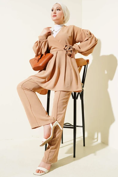 Gül Aksesuarlı Pileli Tunik İkili Takım Latte ürün görseli 1