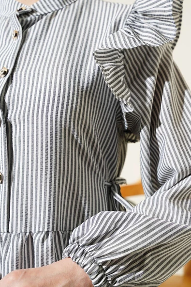 Omuz Fırfırlı Düğmeli Çizgili Gofre Elbise Siyah - Resim 4