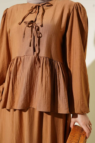 Yarım Düğmeli Bağcıklı Etekli İkili Takım Latte - Resim 4