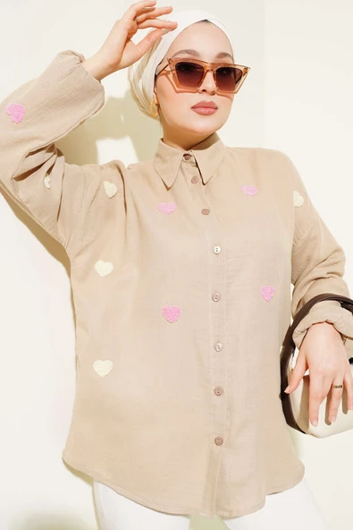 Kalp Nakışlı Keten Gömlek Latte