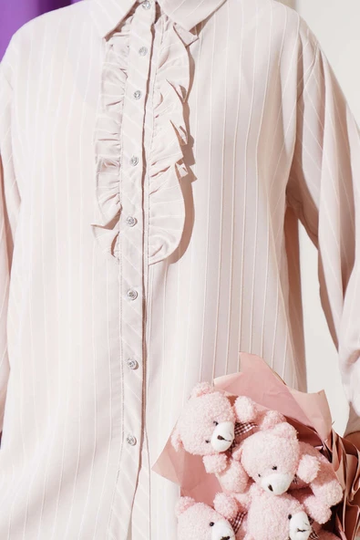 Fırfır Detaylı Taş Düğmeli Çizgili Gömlek Bej - Resim 4