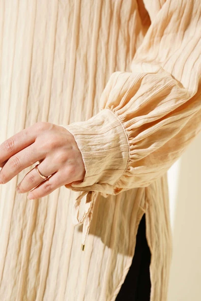 Manşet Bağcıklı Kabartma Çizgili Gömlek Bej - 4