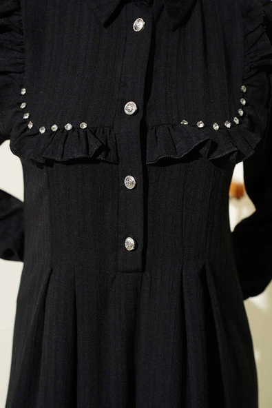 Yaka Taşlı Fırfırlı Elbise Siyah - Resim 4