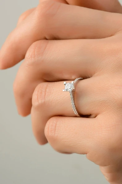 Beyaz Tektaş Altın Yüzük ürün görseli 1