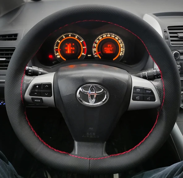 DİKİŞLİ DİREKSİYON KILIFI NOKTALI DERİ KIRMIZI DİKİŞLİ TOYOTA COROLLA İÇİN ürün görseli