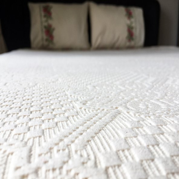 Çift Kişilik Kanaviçe İşlemeli Pike Takımı-Gül Demet Kırmızı - 5