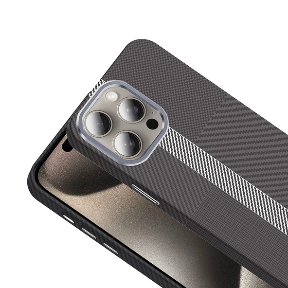 iPhone 15 Pro Max Kılıf Kablosuz Şarj Özellikli Karbon Fiber Görünümlü Gros Kapak - Resim 5