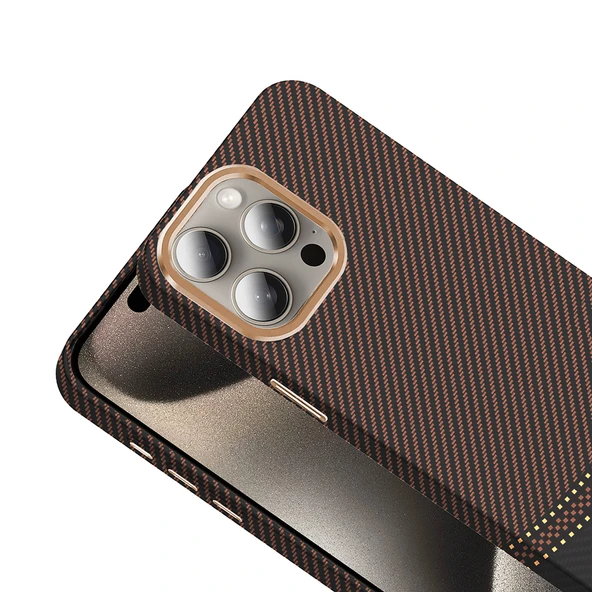 iPhone 15 Pro Max Kılıf Kablosuz Şarj Özellikli Karbon Fiber Görünümlü Gros Kapak - Resim 11