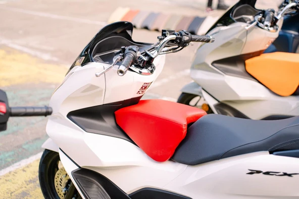 Honda Pcx Motosiklet Çocuk Koltuğu, Sök Tak, Siyah Deri, Kolsuz, 4-8 Yaş Arası, Hediyeli