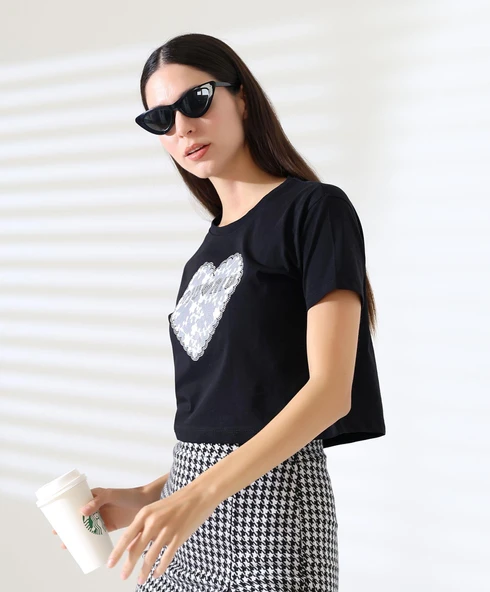 Kadın Kalp Dantel Detaylı Taşlı Crop T-shirt - 10