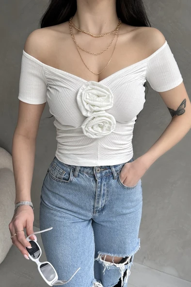 Kayık Yaka Gül Detaylı Crop Bluz - Resim 3