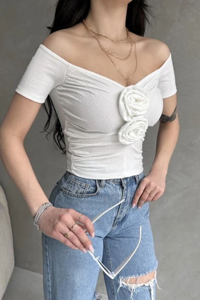 Kayık Yaka Gül Detaylı Crop Bluz - Resim 4