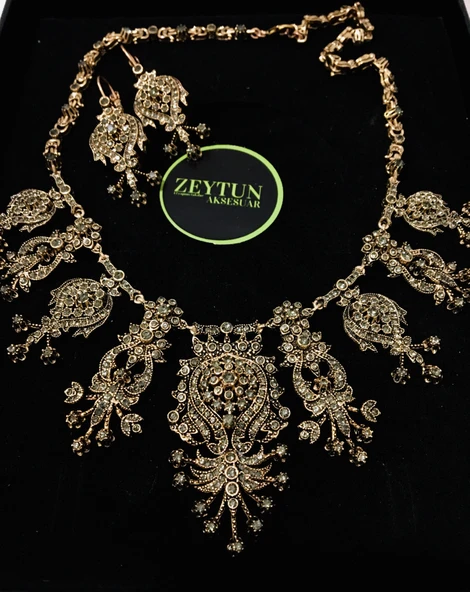 ZEYTUN AKSESUAR ELMAS MONTÜRLÜ GERDANLIK VE KÜPE SETİ