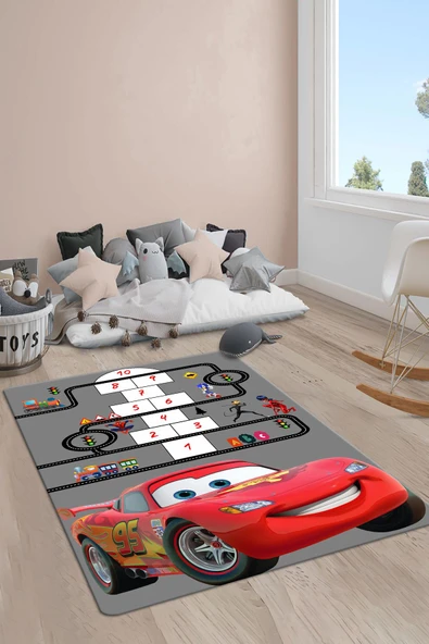 Kaymaz Taban Yıkanabilir Seksekli McQueen Desenli Çocuk Halısı RENKLİ 80 X 150