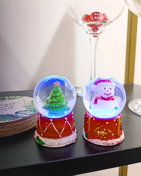 2 Adet Yeni Yıl Çam Ağacı Ve Kardan Adam Temalı Mini Boy Işıklı Kar Küresi 6,5 cm