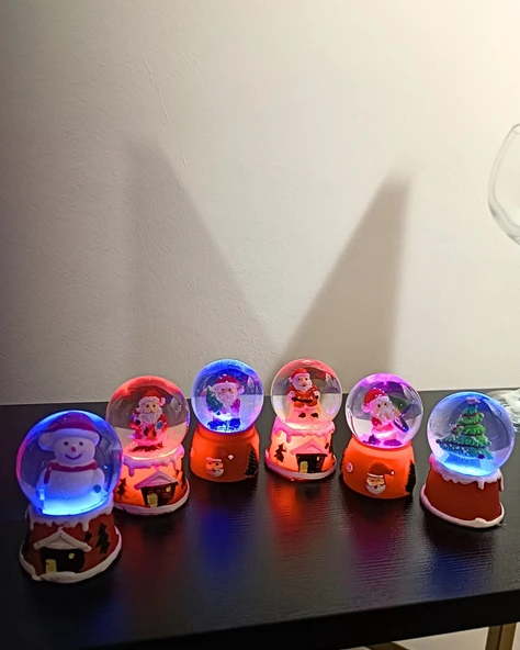6 Adet Yeni Yıl 2024  Yılbaşı Temalı Mini Boy Işıklı Kar Küresi 6,5 cm - 2