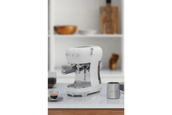 Smeg ECF02WHEU Beyaz Espresso Kahve Makinesi - Resim 2