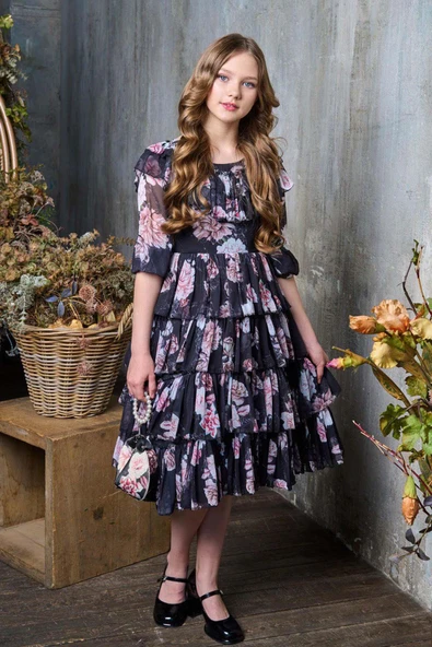 Kız Çocuk Üzeri Gül Desenli Yakası ve Eteği Kat Kat Fırfırlı Pliseli Siyah Elbise ürün görseli